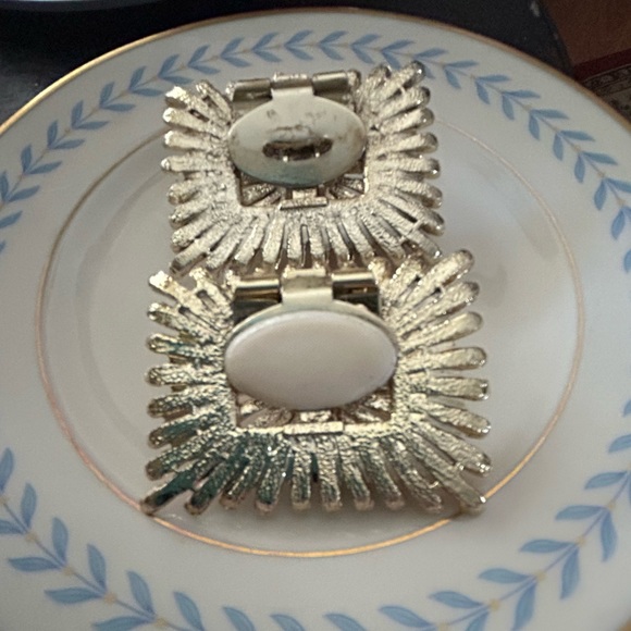 Vintage Shoe Clips in Gold Burst w Rhinestones & Center Pearl - Picture 5 of 9